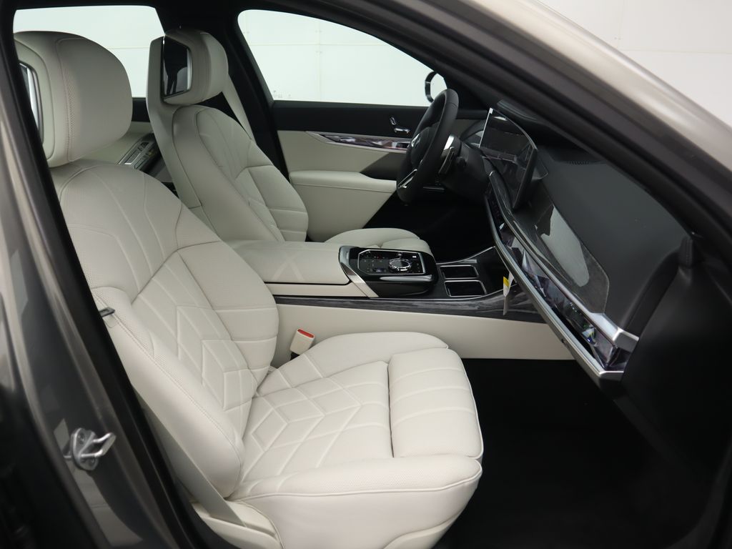 Thumbnail: 2025 BMW 7 Series - 21