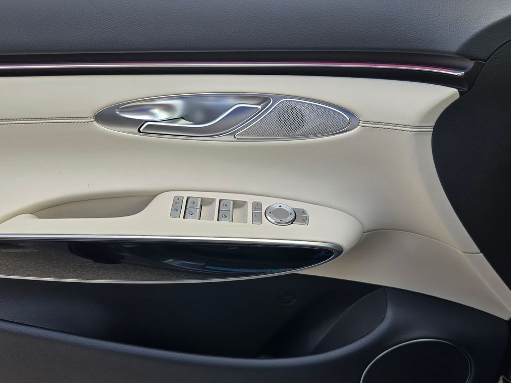 2027 Genesis Gv70
