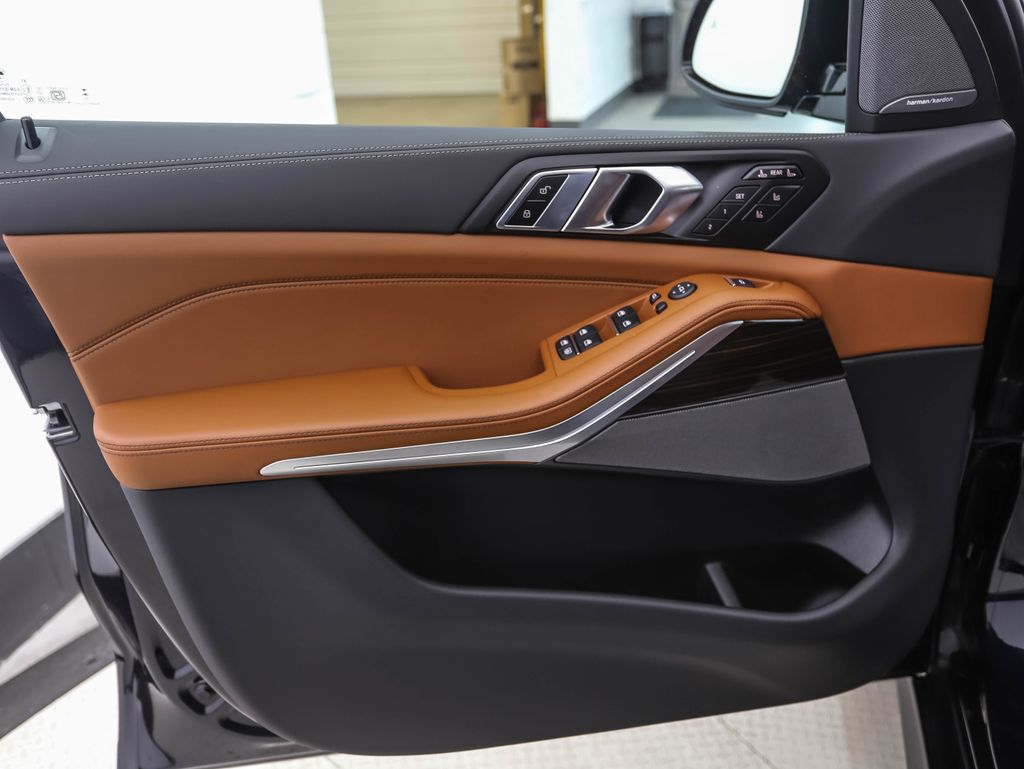 2026 BMW X7 M60i 9