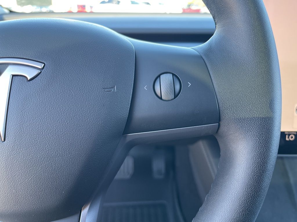 Thumbnail: 2022 Tesla Model 3 - 21