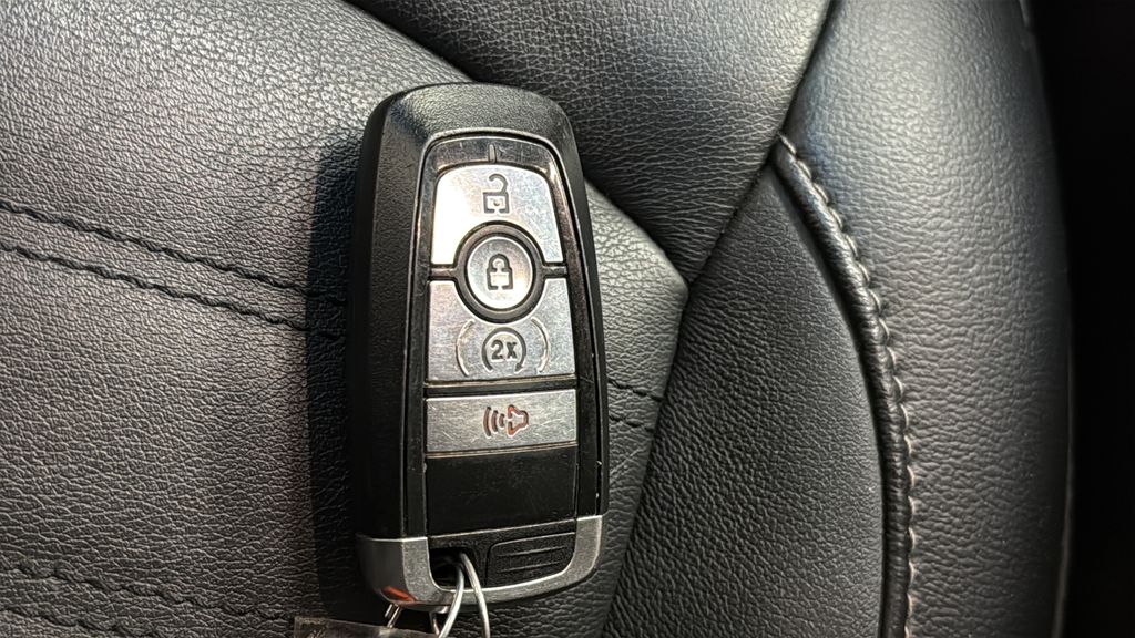 Used 2018 Shadow Black Ford SEL image 21