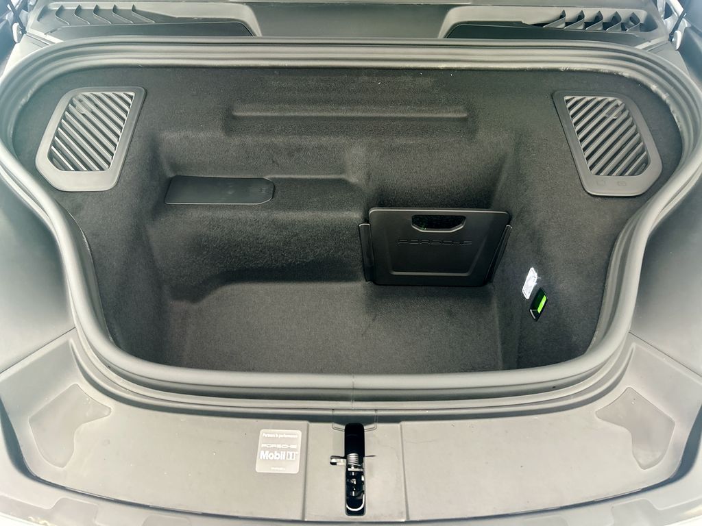 Thumbnail: 2026 Porsche Macan - 29