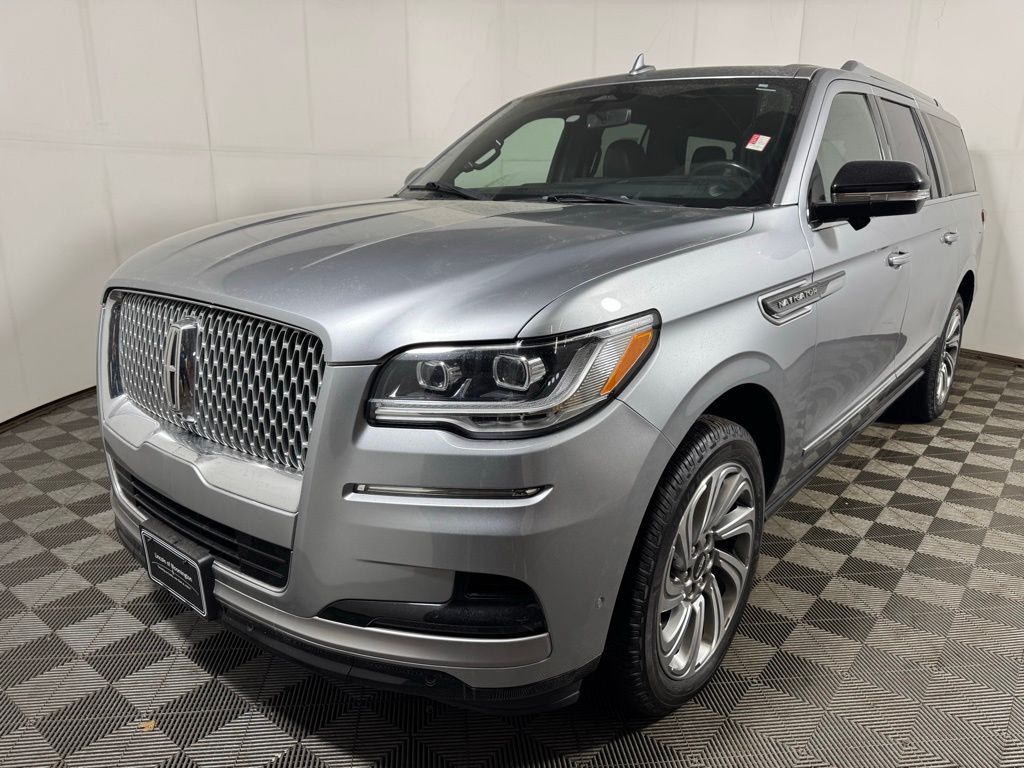 Silver Radiance Metallic Clearcoat 2022 Lincoln Navigator L Reserve 4WD SUV / Crossover Four-Wheel Drive Automatic
