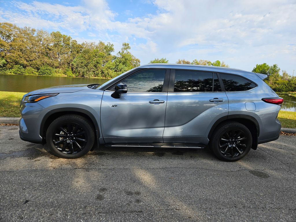 2023 Toyota Highlander XLE 2