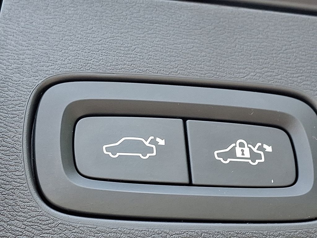 Thumbnail: 2018 Volvo XC60 - 28