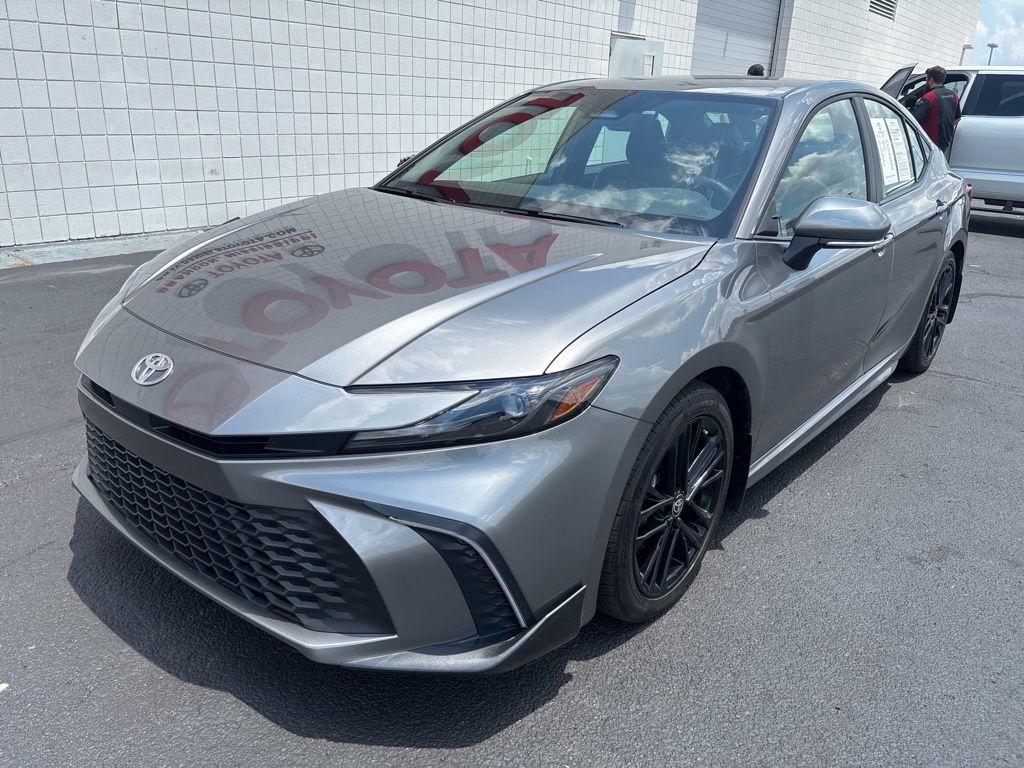 2025 Toyota Camry SE Hybrid's photo