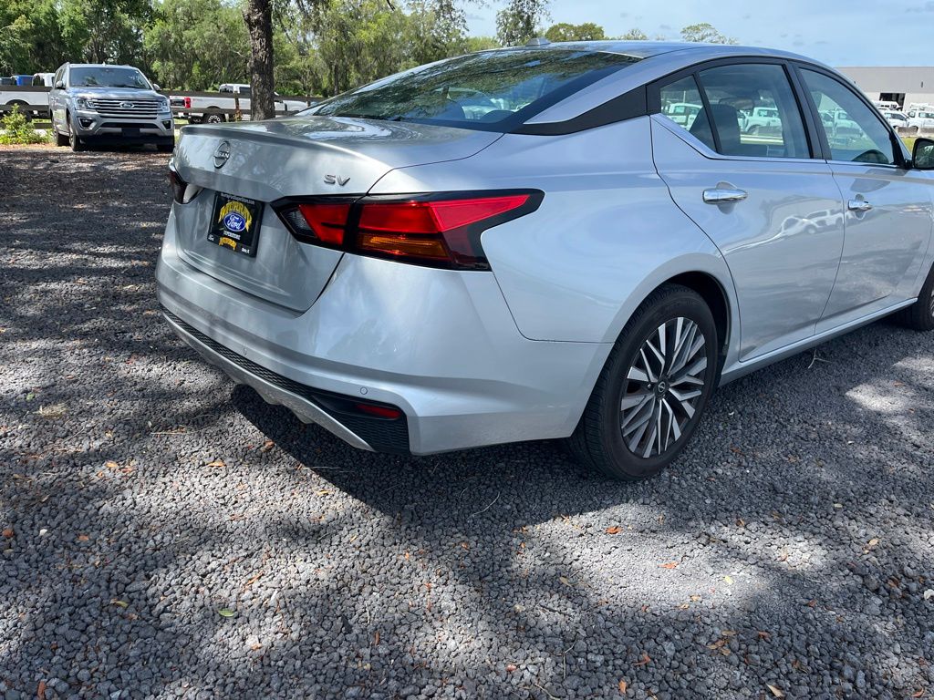2024 Brilliant Silver Metallic Nissan Altima 2.5 SV FWD Sedan