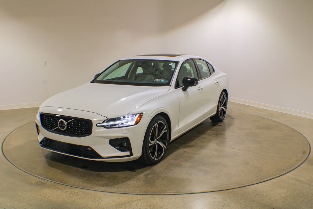 2024 Volvo S60 B5 Plus Dark Theme AWD
