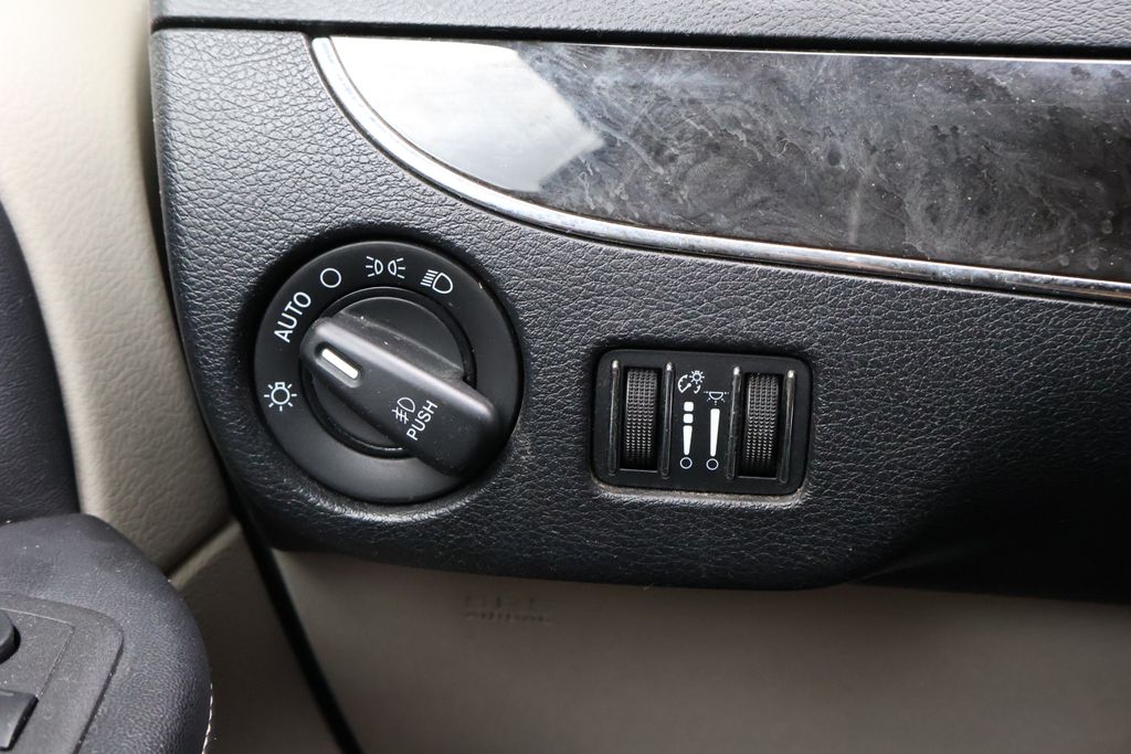 Thumbnail: 2013 Chrysler Town & Country - 30