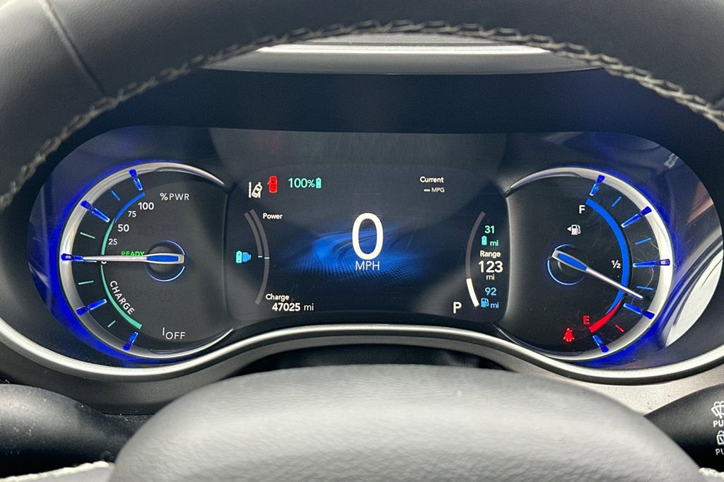 2023 Chrysler Pacifica Hybrid Touring L photo