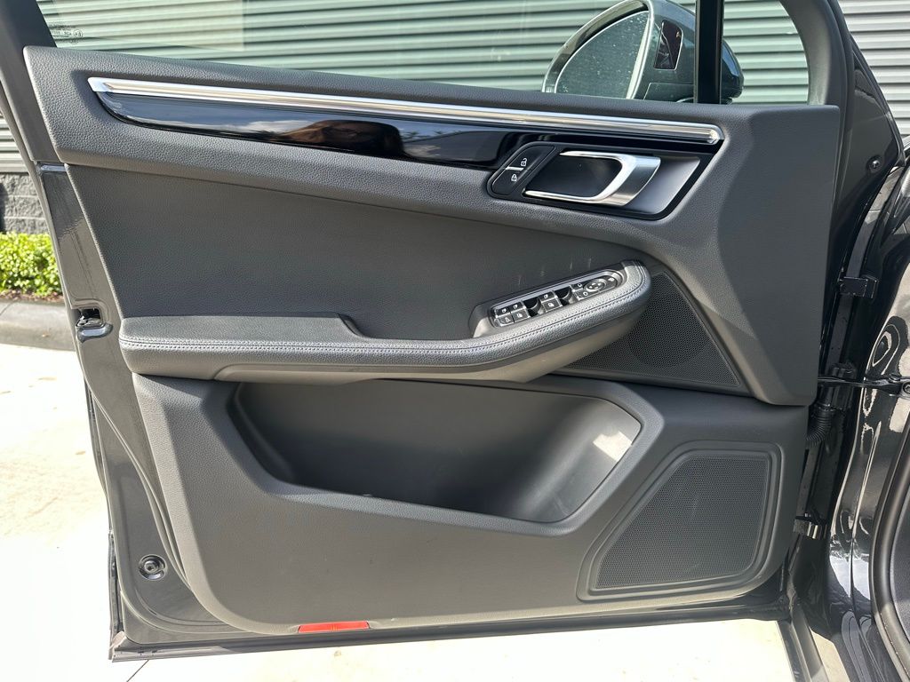 Thumbnail: 2023 Porsche Macan - 18