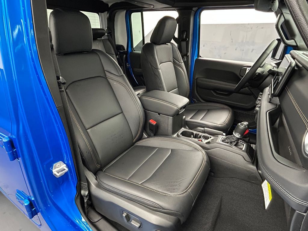 New 2026 Hydro Blue Pearlcoat Jeep Sahara image 31