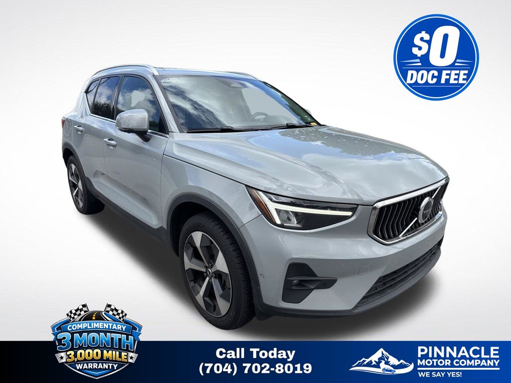 2024 Volvo XC40 B5 Plus Bright Theme AWD