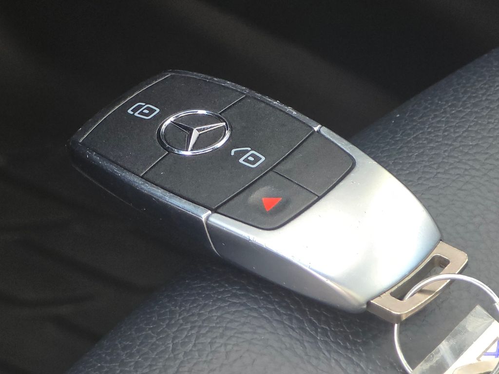 Used 2022 Black Mercedes-Benz GLA 250 image 36