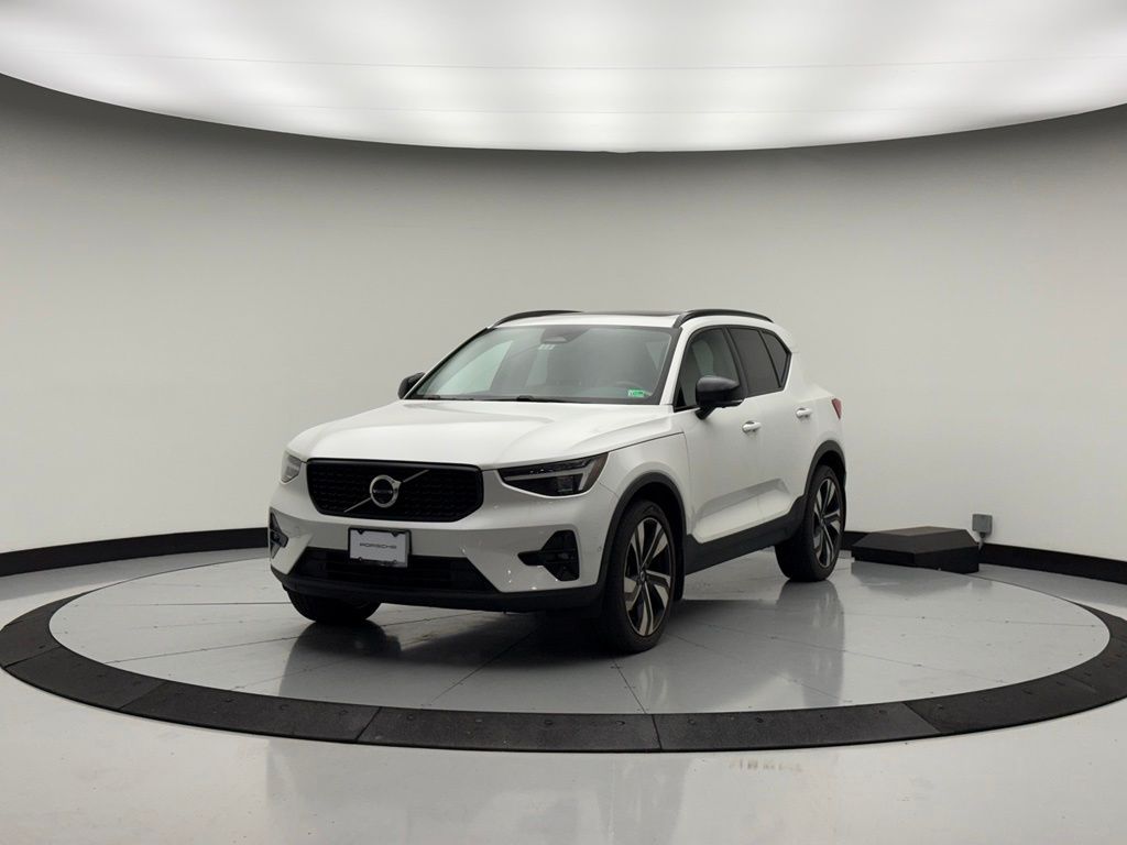 2024 Volvo XC40 B5 Ultimate Dark AWD's photo