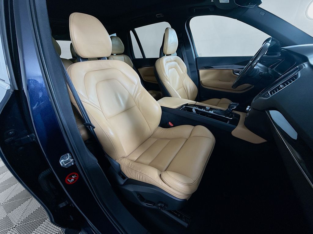 2017 Volvo XC90 T6 Momentum 29