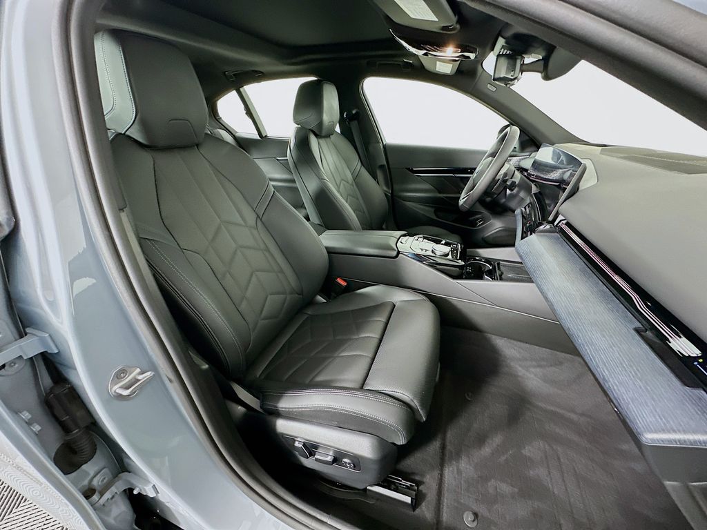 Thumbnail: 2025 BMW 5 Series - 29