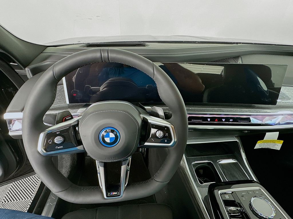2025 BMW 7 Series 750e xDrive 10