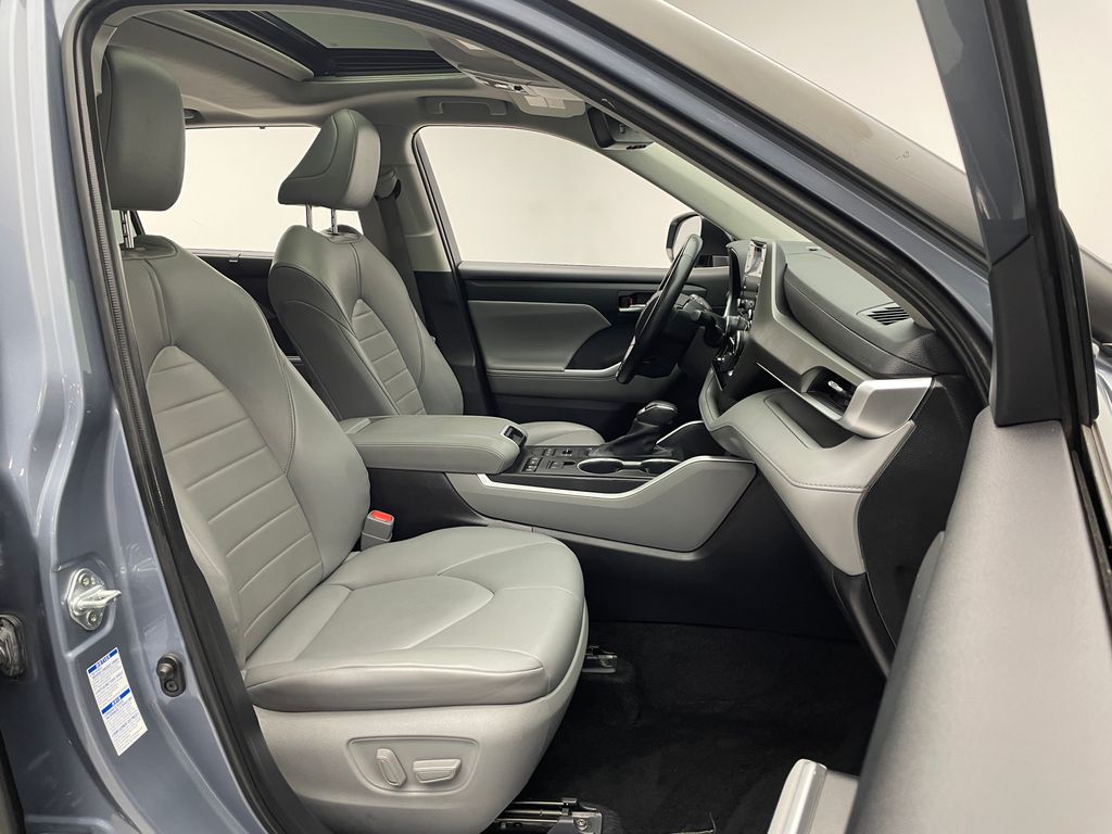 Thumbnail: 2021 Toyota Highlander - 22