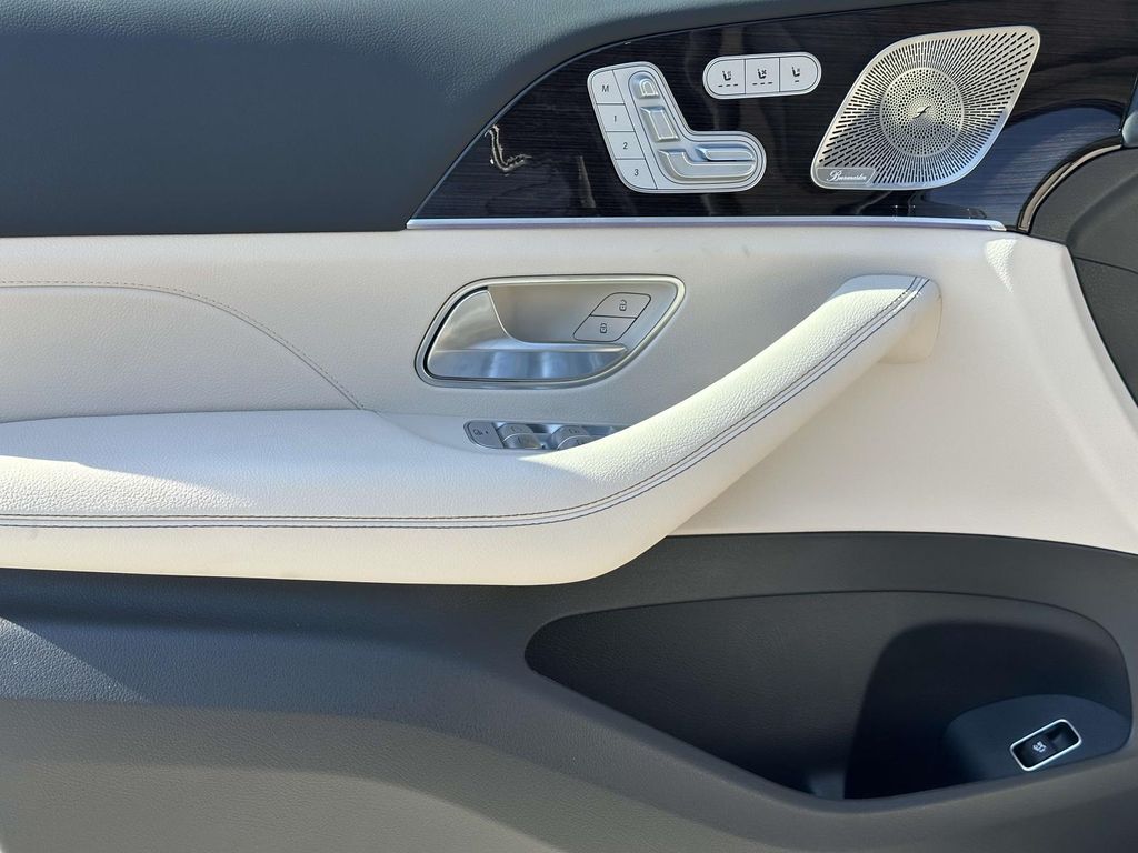 2025 Mercedes-Benz GLS 450 4MATIC 17