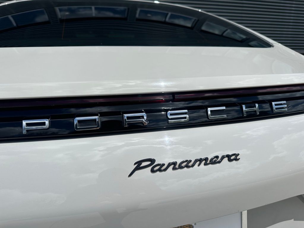 2018 Porsche Panamera  12
