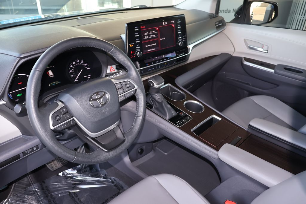 2022 Toyota Sienna XLE 9