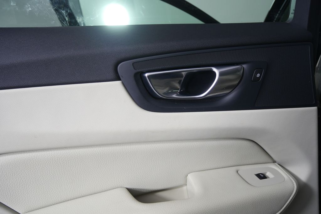 Thumbnail: 2021 Volvo XC60 - 13