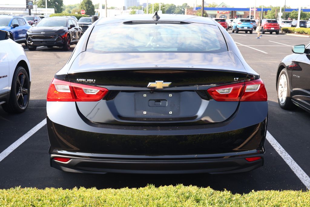 Thumbnail: 2017 Chevrolet Malibu - 8
