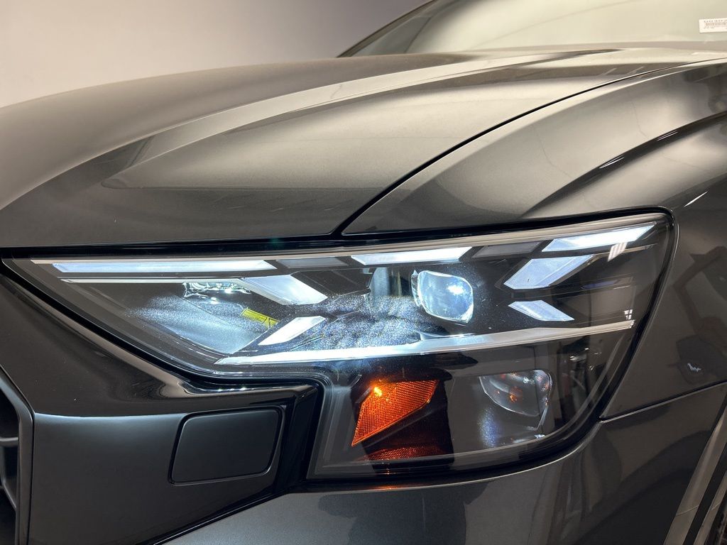 Thumbnail: 2025 Audi SQ8 - 9