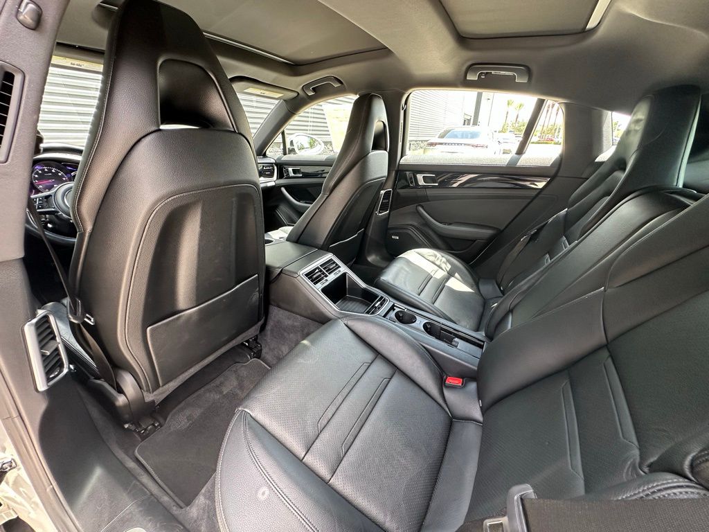 2018 Porsche Panamera  30