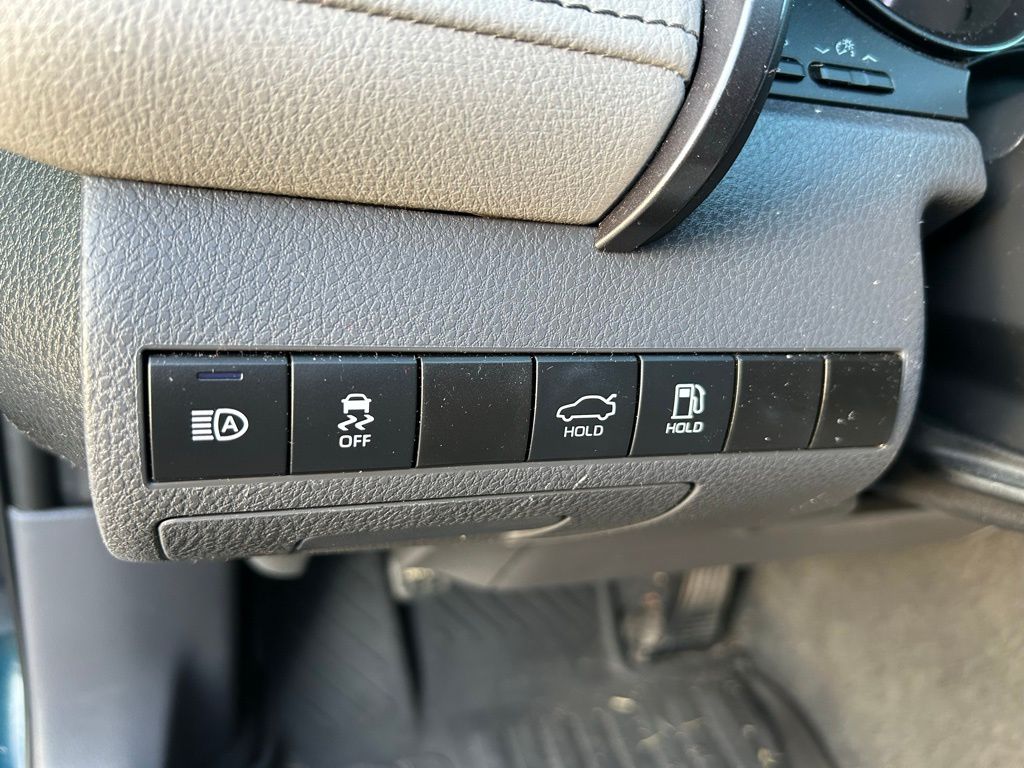 2021 Toyota Camry SE 18