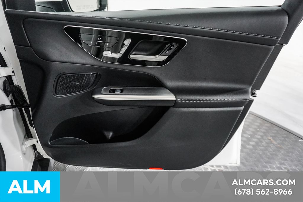 Used 2025 White Mercedes-Benz GLC 300 image 34