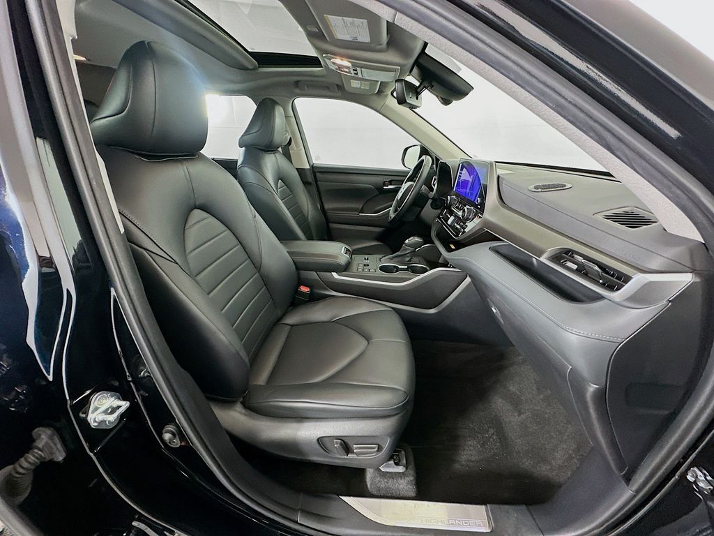 Thumbnail: 2023 Toyota Highlander - 29