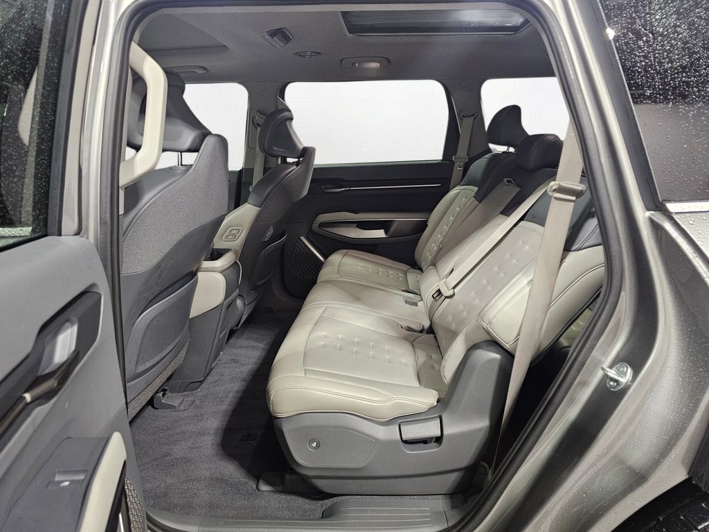 Used 2024 Gray Kia Wind image 16