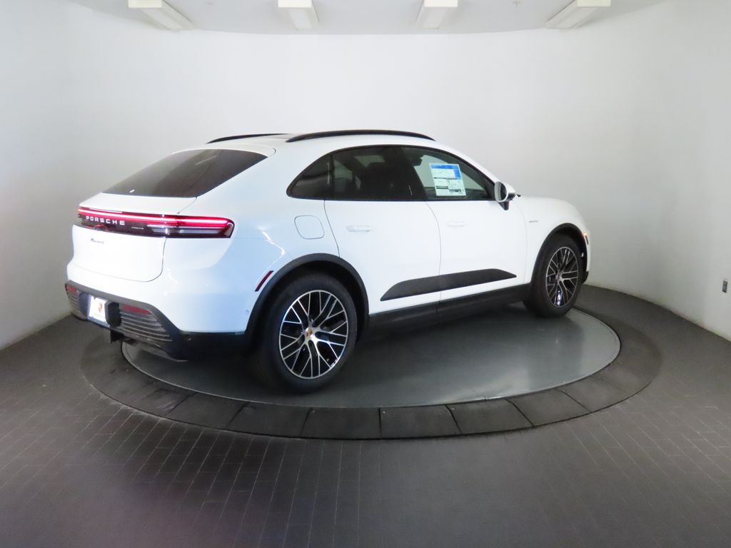 Thumbnail: 2026 Porsche Macan - 7