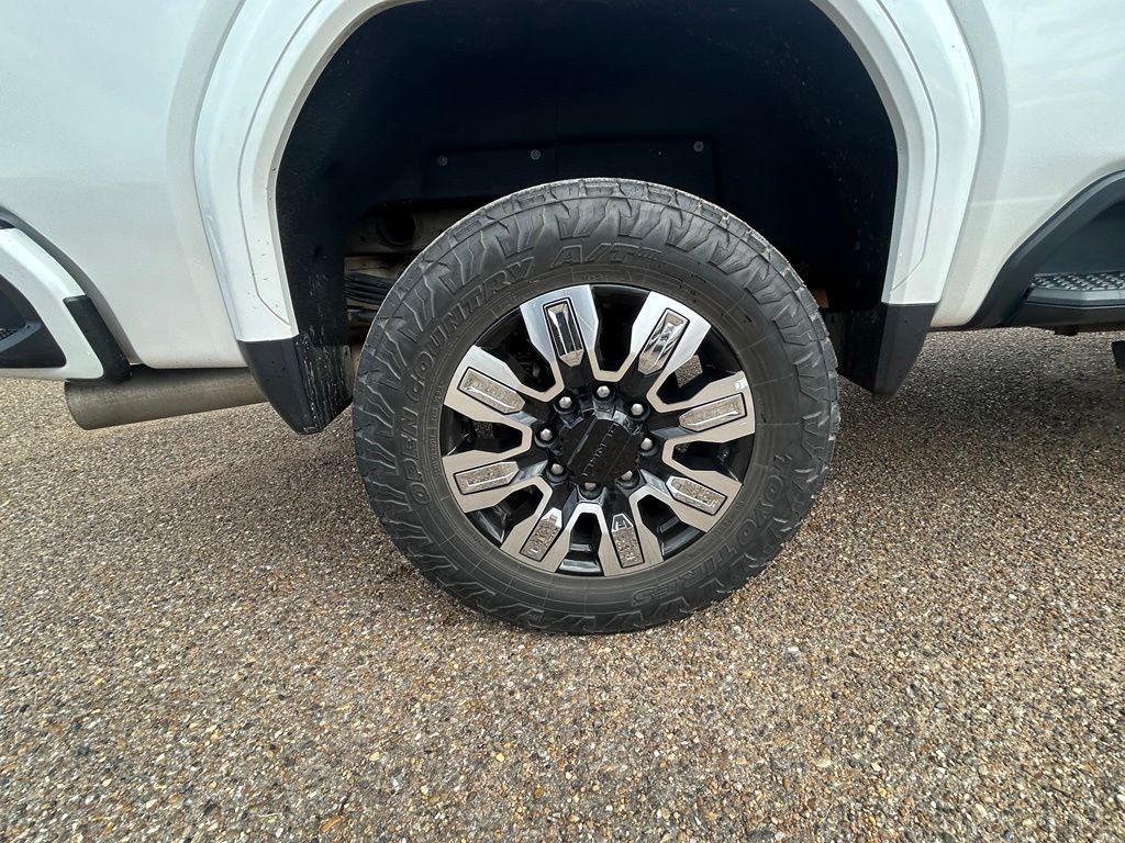 Used 2024 White GMC Denali image 8