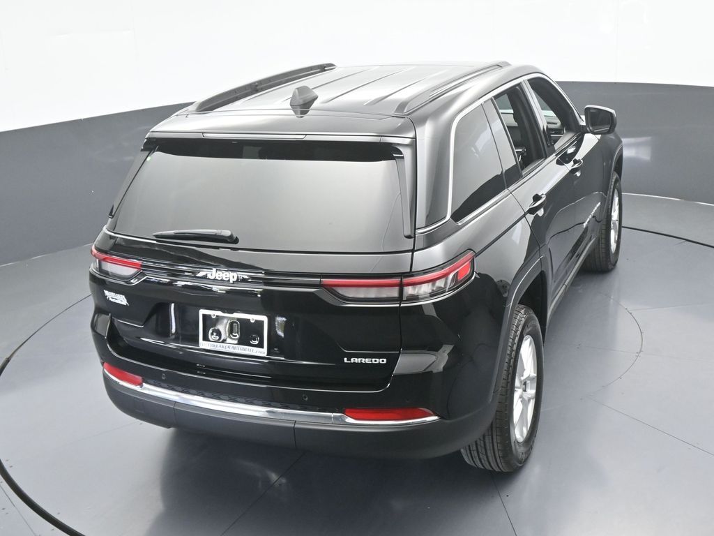 New 2026 Diamond Black Crystal Pearlcoat Jeep Laredo X image 48