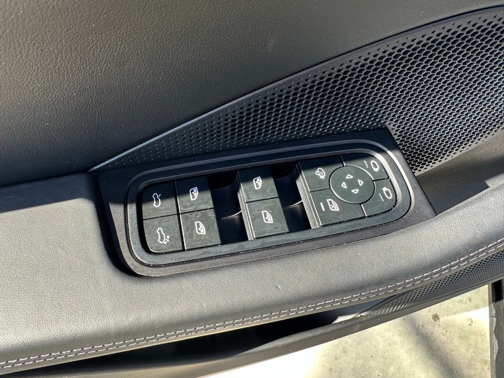 Thumbnail: 2025 Porsche Macan - 21