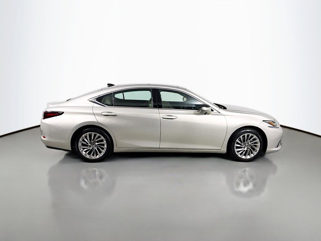 Thumbnail: 2019 Lexus ES - 4