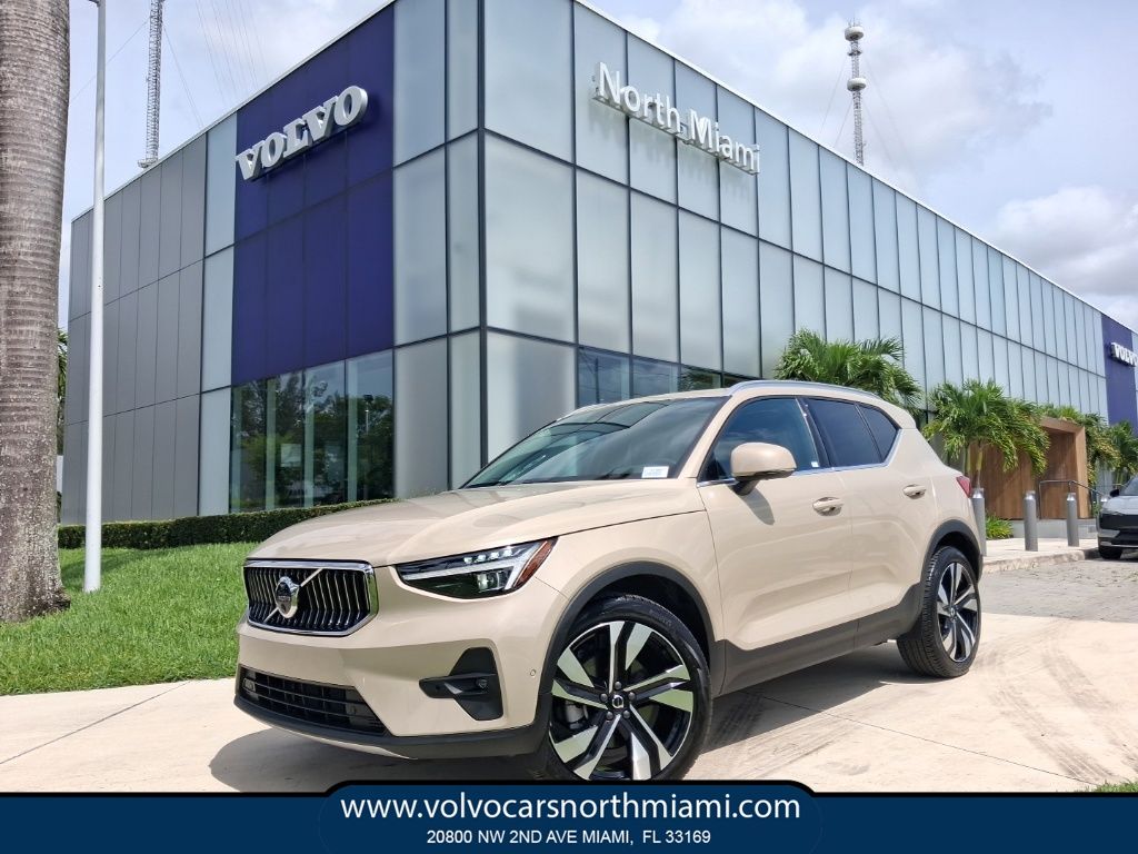 2025 Volvo XC40 B5 Ultra Bright Theme