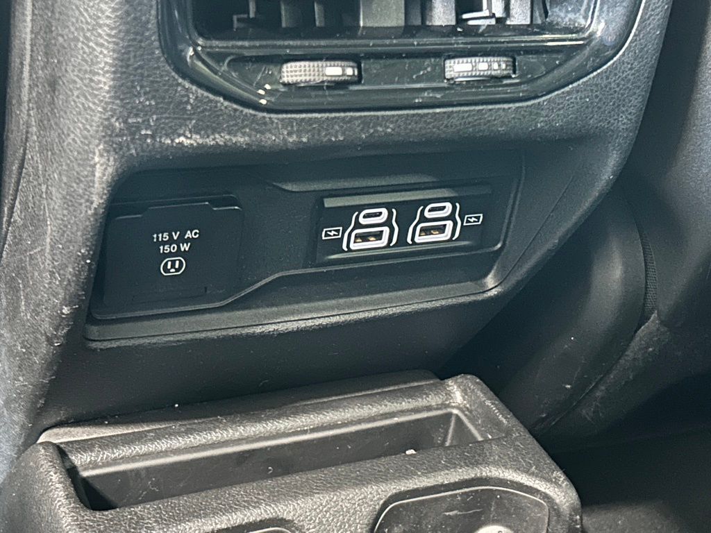 Used 2023 Diamond Black Crystal Pearlcoat Jeep Limited image 39