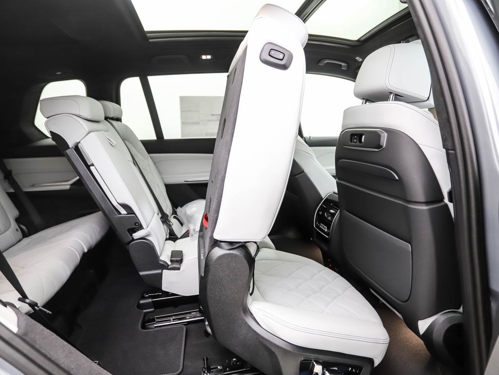 Thumbnail: 2026 BMW X7 - 32
