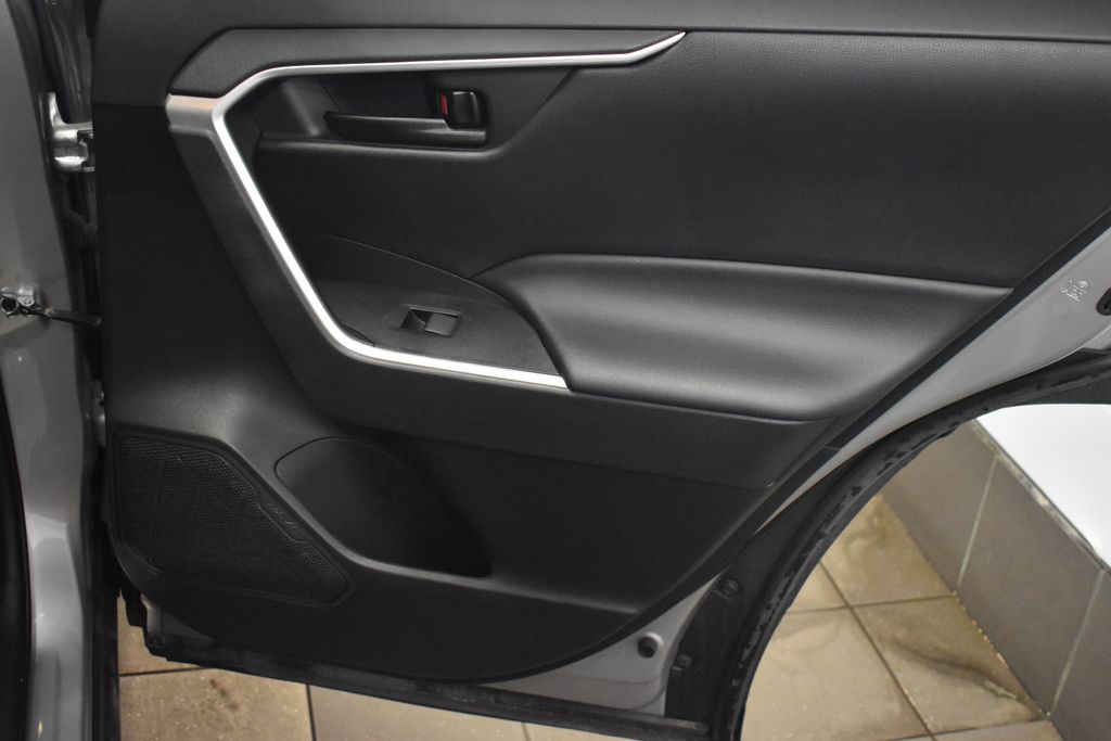 2021 Toyota RAV4 LE 27