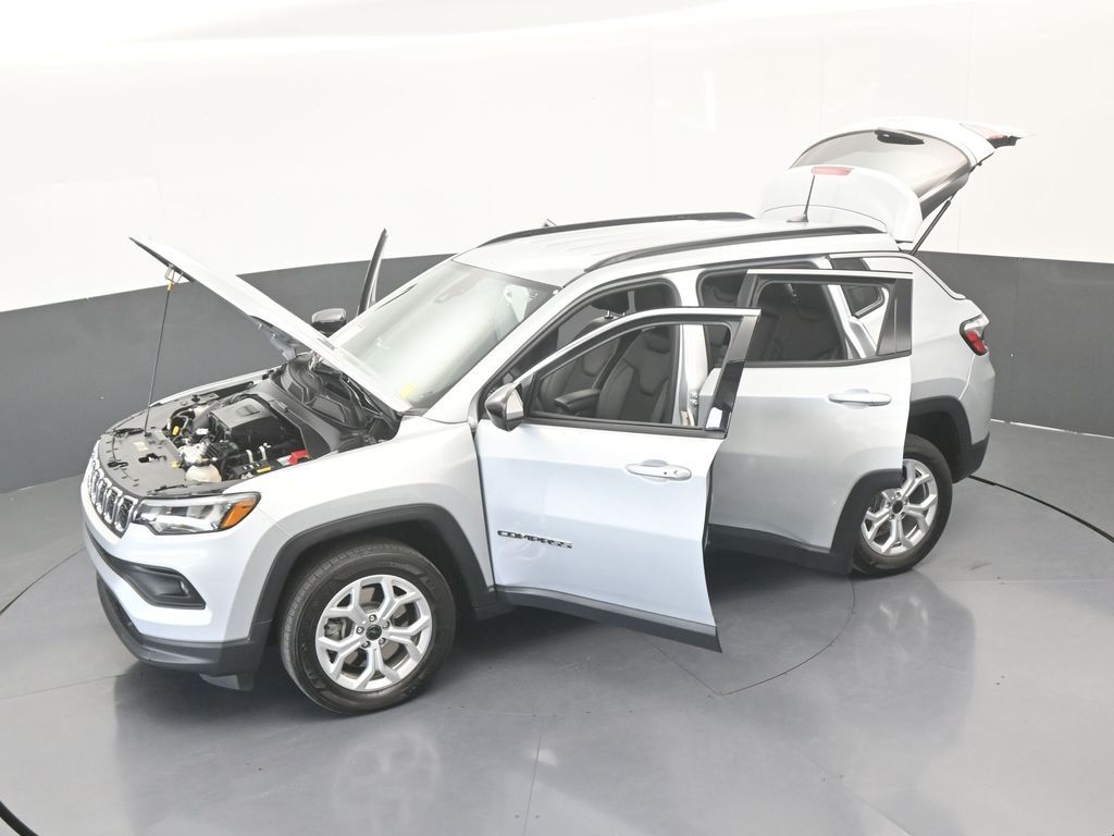 Used 2025 Silver Zynith Metallic Clearcoat Jeep Latitude image 34