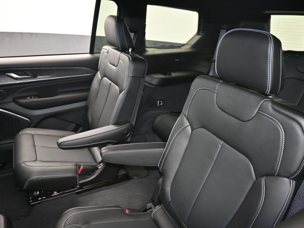 New 2025 Diamond Black Crystal Pearlcoat Jeep Overland image 30