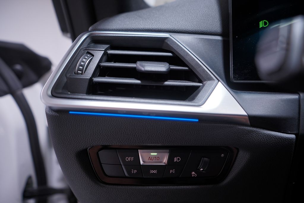 Thumbnail: 2023 BMW i4 - 19