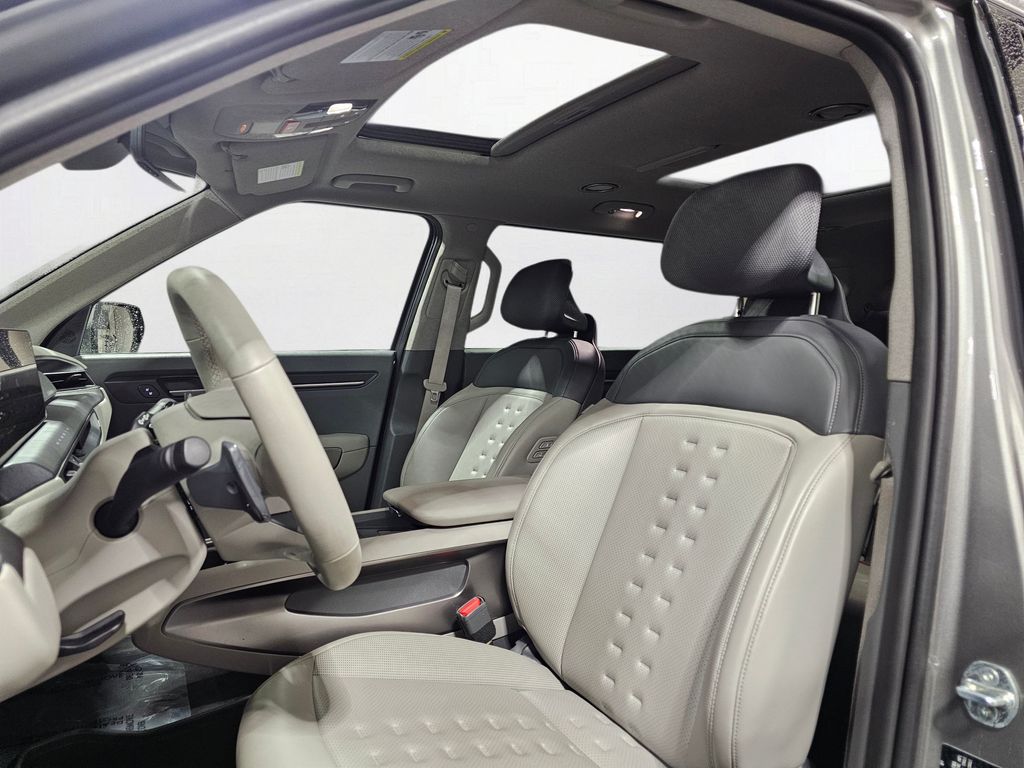 Used 2024 Gray Kia Wind image 4