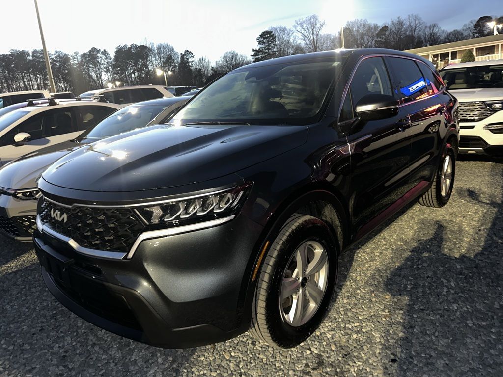 2022 Kia Sorento LX's photo