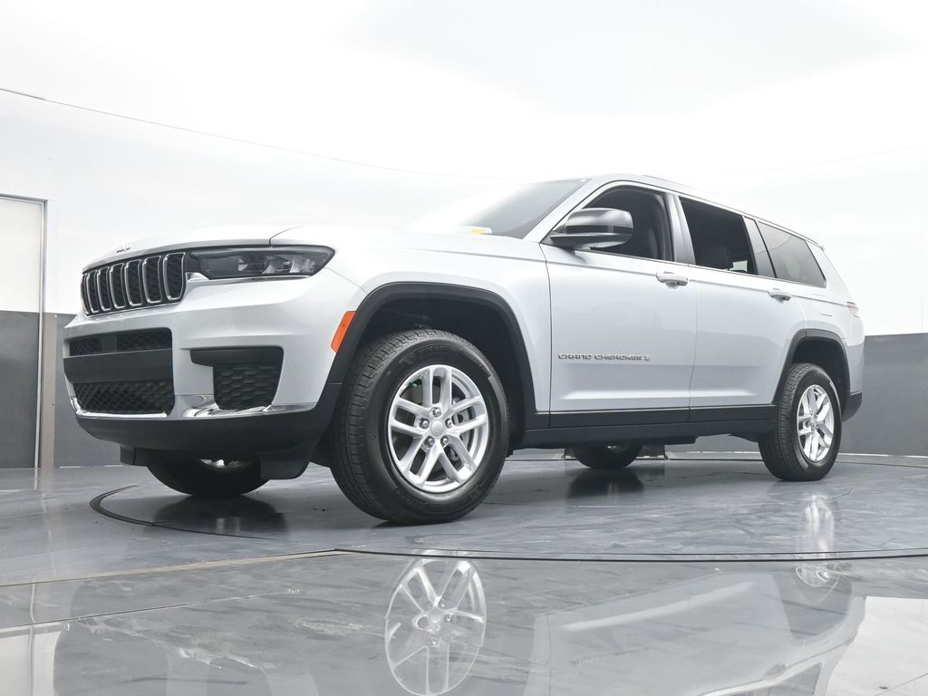 Used 2024 Silver Zynith Jeep Laredo image 57