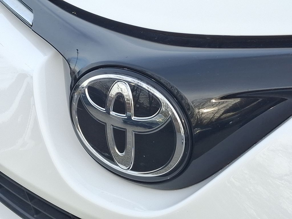 2018 Toyota RAV4 XLE 28